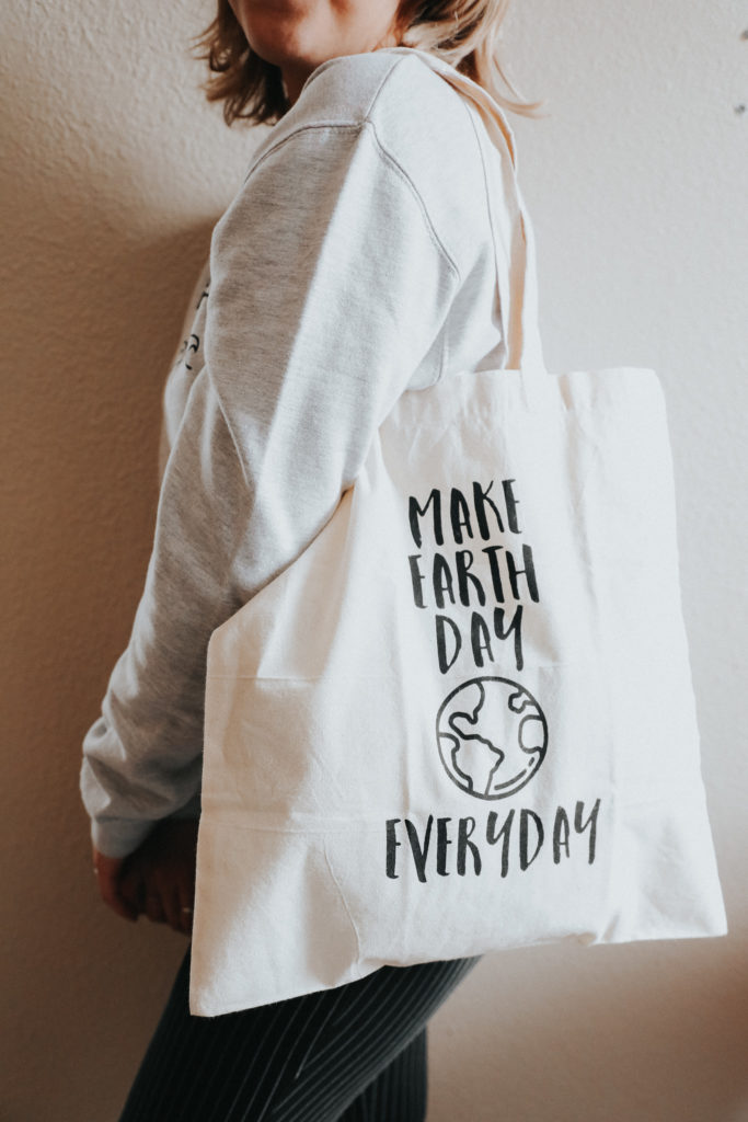Reusable tote bags are perfect for eco-friendly dorm rooms
