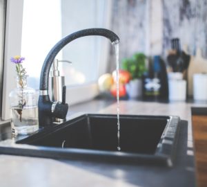 turn the tap in the kitchen off to save water