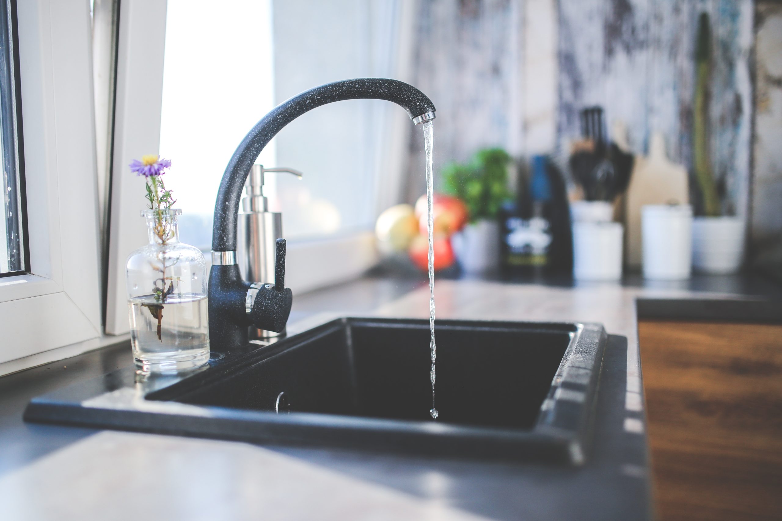turn the tap in the kitchen off to save water